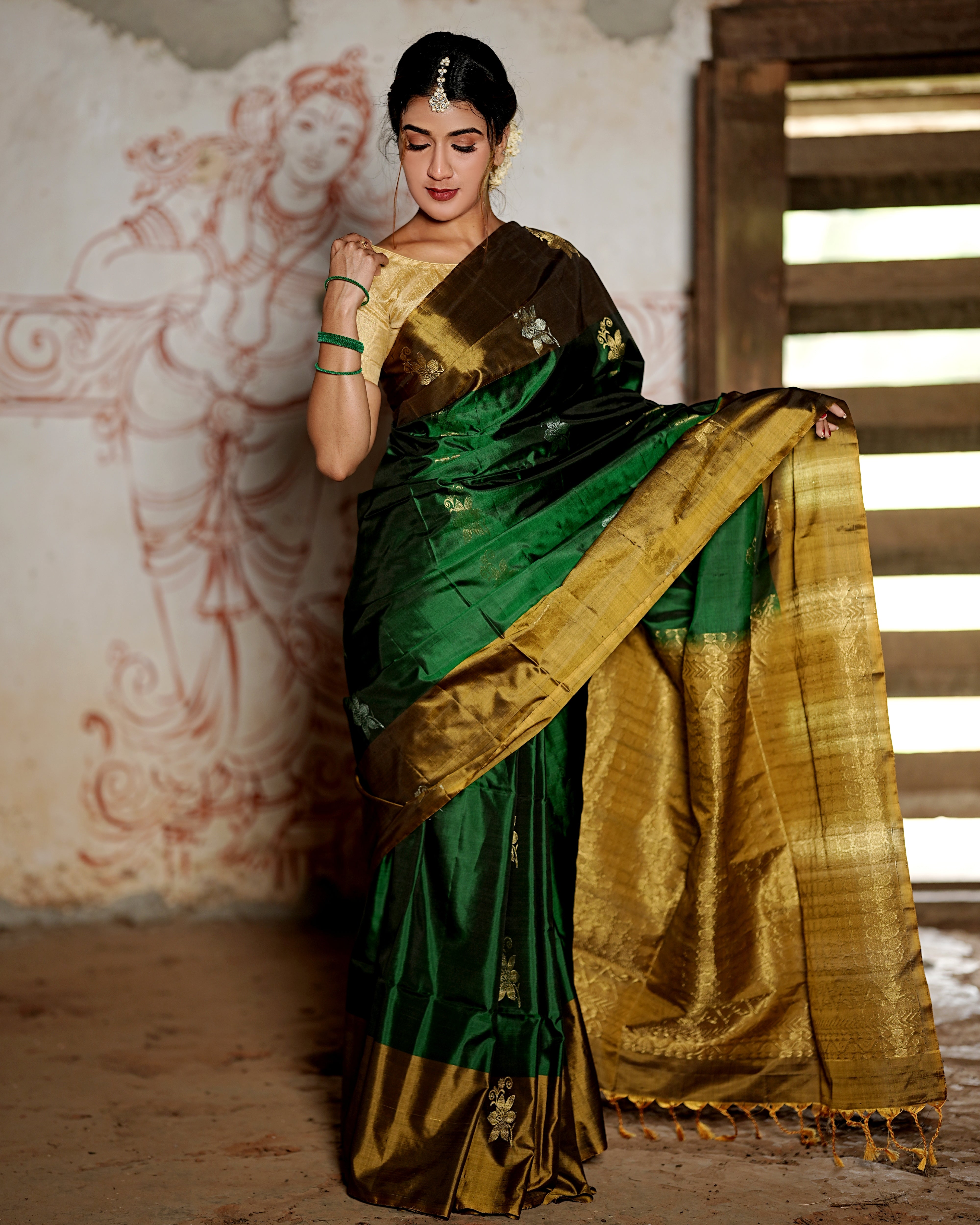 Banarasee Handwoven Semi Silk Saree With Contrast Border Design-Green